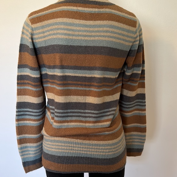 Cute retro looking sweater. - Picture 2 of 2